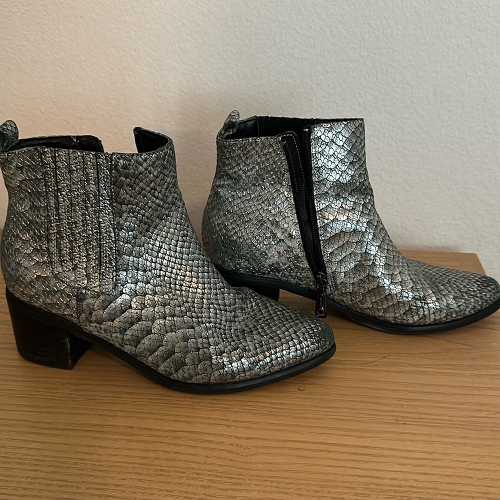 Blondo Elvina Waterproof Boot size 8.5